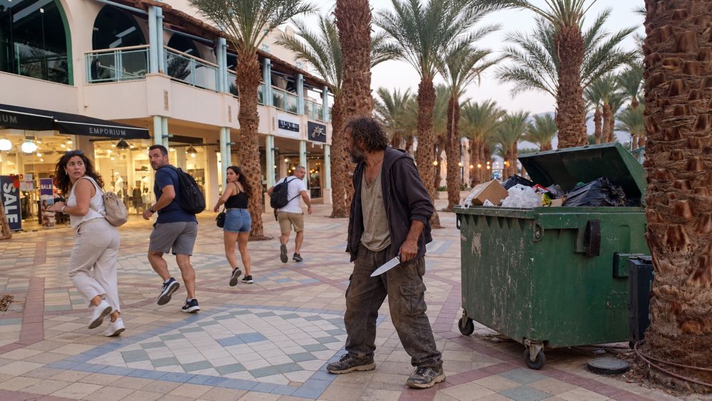 דר רחוב נעצר עם סכין בטיילת: ההגנה טוענת שחיפש אוכל