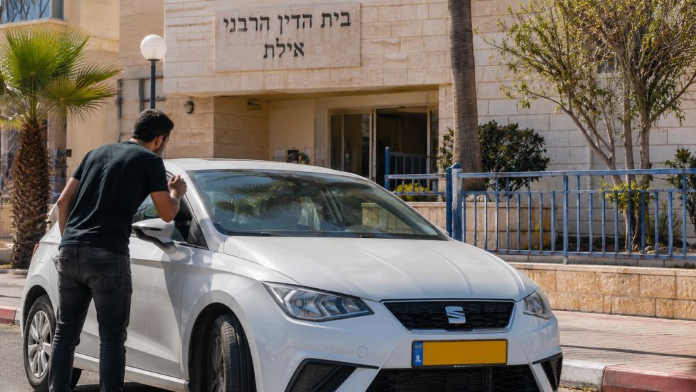 כתב אישום באילת: הסיט את ההגה לאשתו בדרך לרבנות וניפץ את השמשה