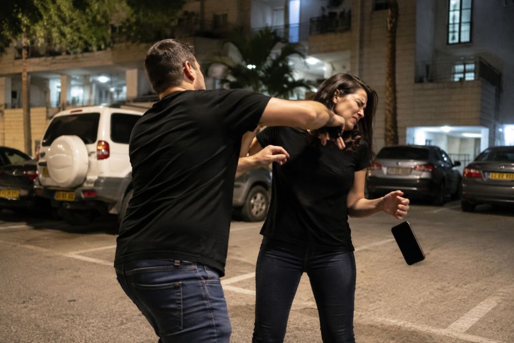הסתתר בארון כשהשוטרים הגיעו לעצור אותו: תושב אילת חשוד בתקיפת בת זוגו לשעבר