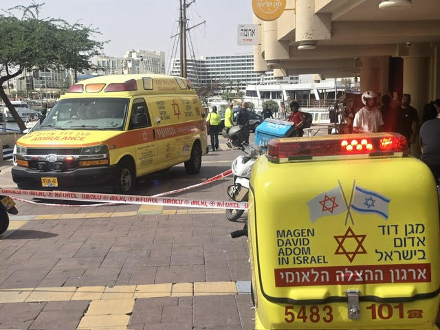 אילת: צעיר נדקר במהלך קטטה בחוף  - היחידה הימית של מד''א הצילה את חייו 