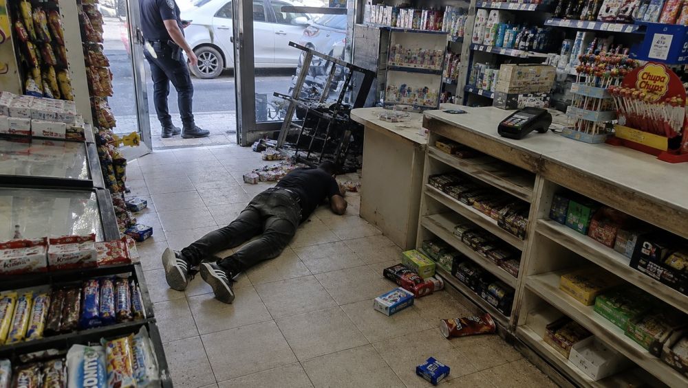 ׳׳תפתחו את המצלמות ותראו׳׳: צעיר מג'סר א-זרקא נעצר לאחר קטטה אלימה בחנות באילת