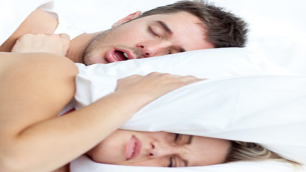 עשרה דרכים לטיפול בנחירות בלילה ולהשגת שינה טובה