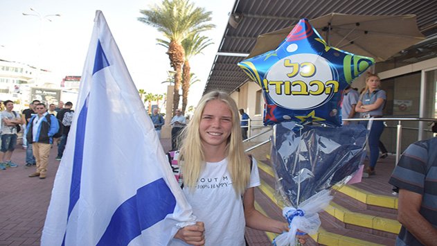 גלישה: אלופת העולם היא שלנו