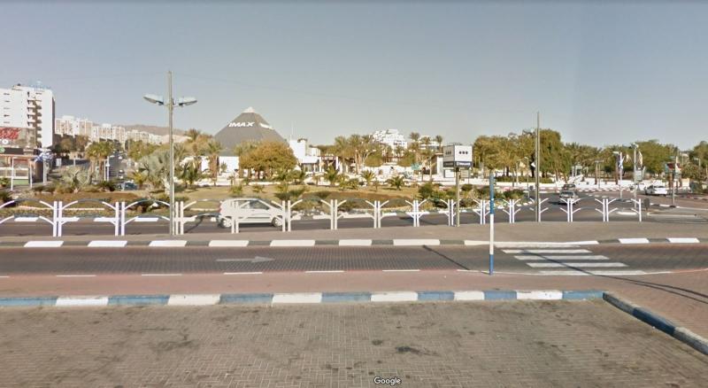 חומר לא מזוהה רוסס על ידי רכב נוסע על מפגינים באילת