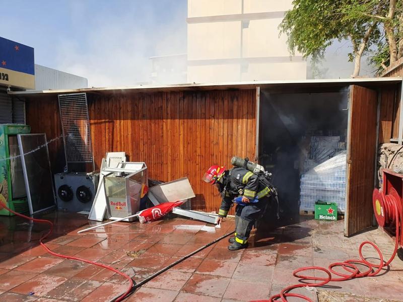 צוותי כיבוי פועלים לכיבוי שריפה שפרצה בעסק באילת