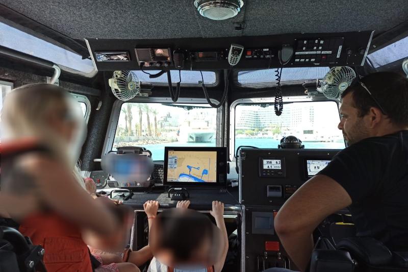 שוטרי השיטור הימי באילת חילוץ ספינה ועליה משפחה וילדים שנסחפה לחוף האלמוגים