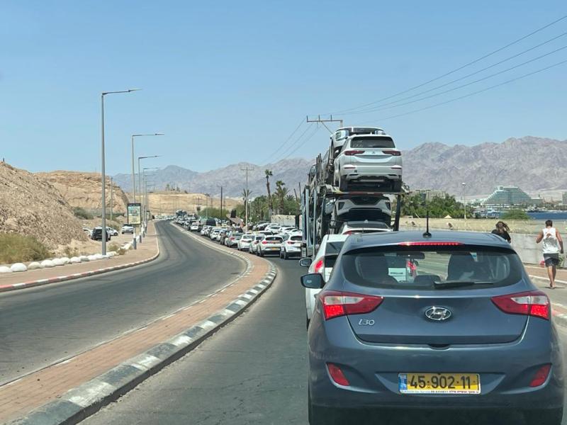 צפו: פקק של 50 דקות ממול הים לריף הדולפינים באילת