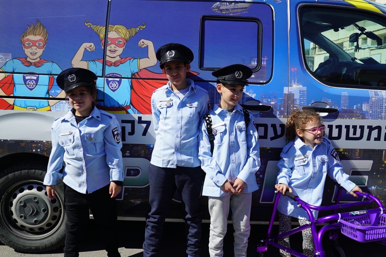 ניידת המשאלות של משטרת ישראל גייסה 4 ילדים להיות שוטרים אילתים ליום אחד