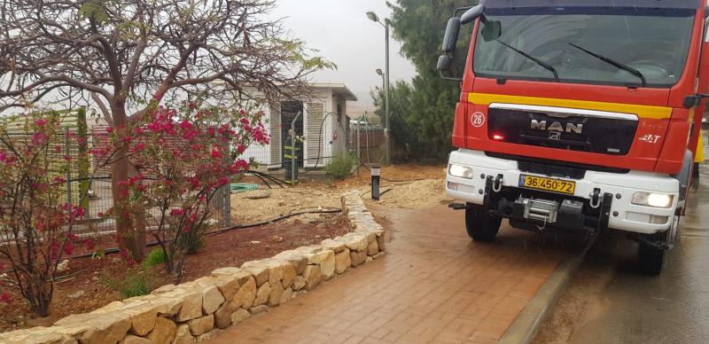מפעל בקטורה עולה באש