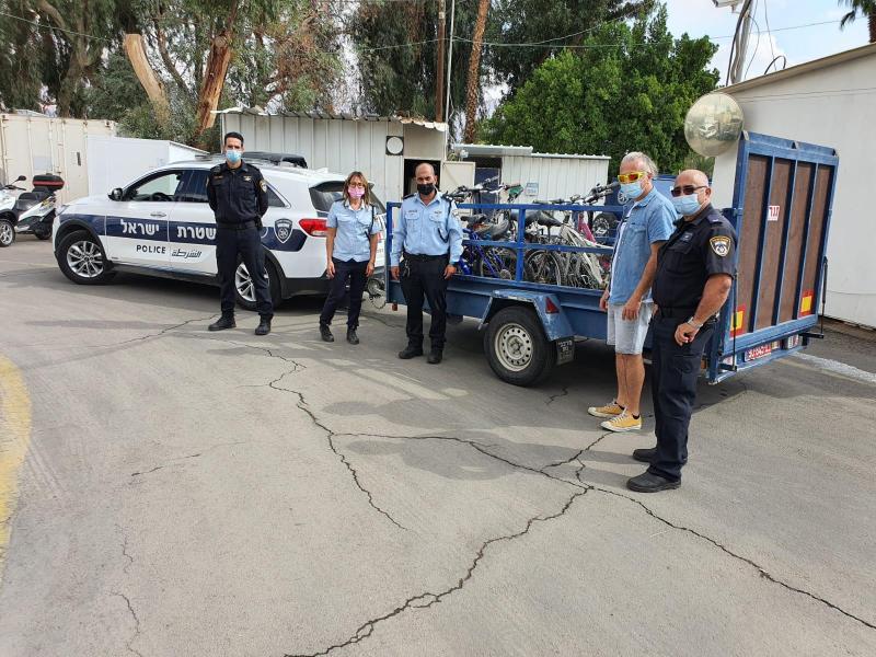 משטרת אילת תרמה זוגות אופניים שלא נדרשו לעמותה של חיים זהבי