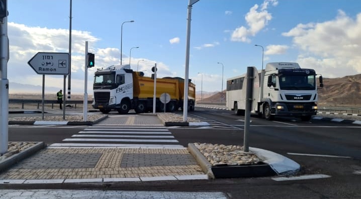 הכביש לשדה רמון נחסם: שיבושי תנועה במקום