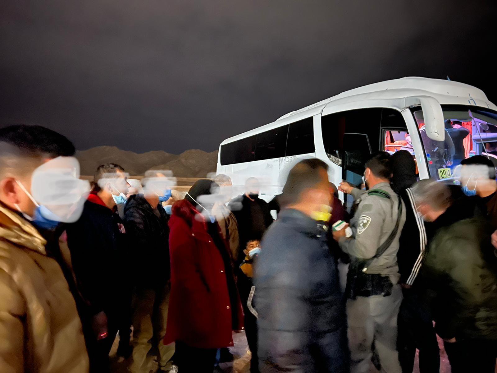 המשטרה עצרה אוטובוס ובו עשרות שוהים בלתי חוקיים באילת