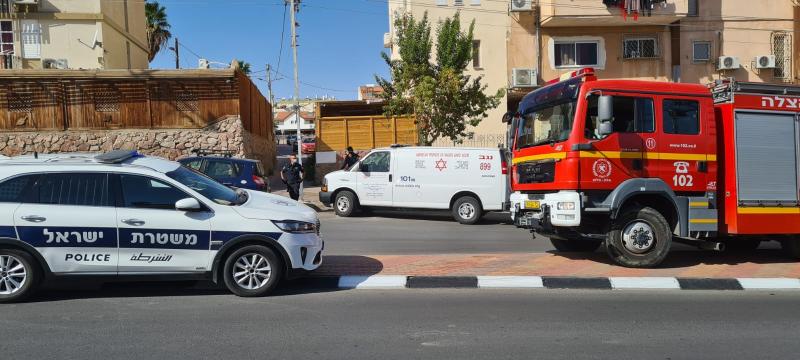 חשש לחיי אדם ברחוב אילות באילת כוחות משטרה וכיבוי אש פורצים למקום