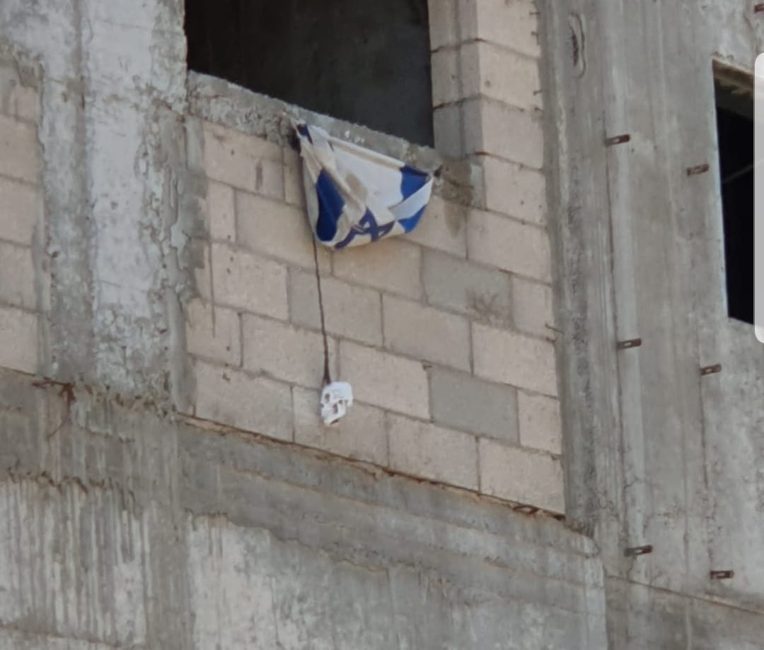 גולגולת על דגל ישראל במרכז העיר אילת