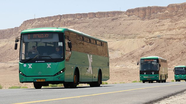 אוטובוס נרגם באבנים בדרך לאילת