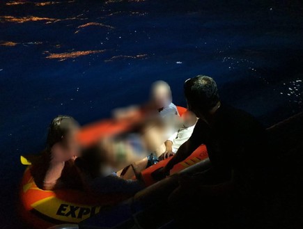 דרמה מתועדת בלב ים: כוחות השיטור הימי חילצו תיירים אמריקנים שנסחפו לעומק מפרץ אילת