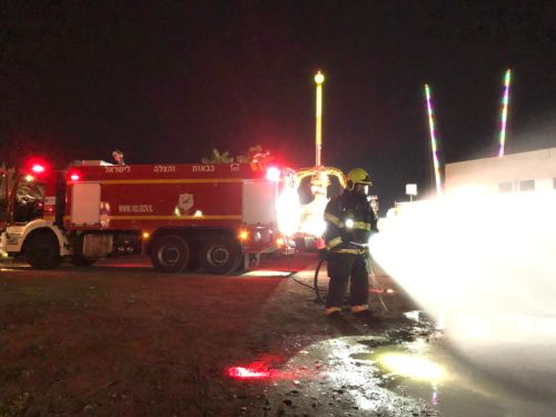 צוותי כיבוי מטפלים באירוע חומ''ס באזור הטיילת באילת, אדם נפגע קל