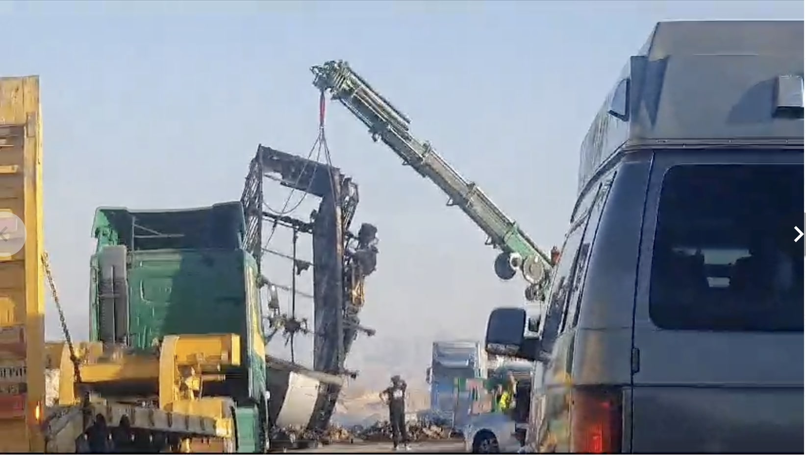 צפו: משאית התהפכה בכביש 90