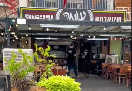 חשד לסחיטה ואיומים בכוח של-150 אלף שקל בשווארמה עומר באילת