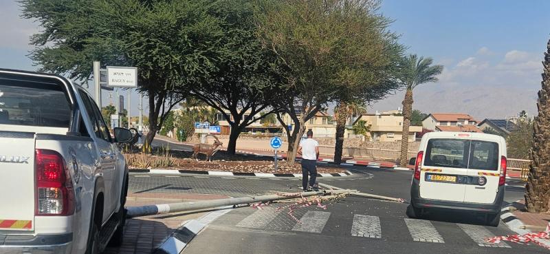 עמוד חשמל קרס בכיכר היעלים באילת