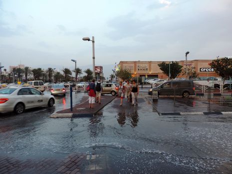 וידיאו: מה עושה לאילת מ''מ אחד של גשם?