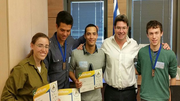 שני זוכים מבית הספר 'מעלה שחרות' באולימפיאדת כדור הארץ העולמית