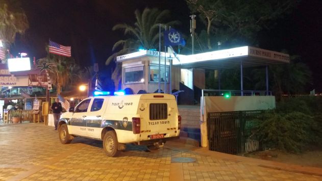 חשף את איבר מינו בפני שתי שוטרות