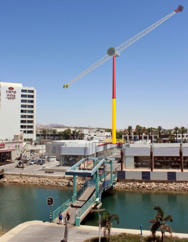 לא מתרגש מהתקלה: החלה התקנת מתקן שעשועים חדש בטיילת
