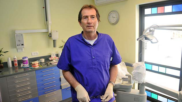 נכנסים בבוקר להשתלות ויוצאים בצהריים עם שיניים קבועות