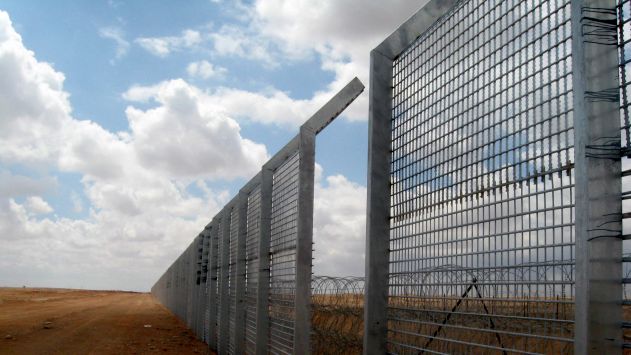 המסתננים חוזרים: מגביהים את הגדר
