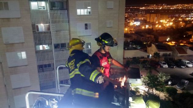 חילוץ בגבהים: ילדים קטנים נלכדו במגדל מגורים