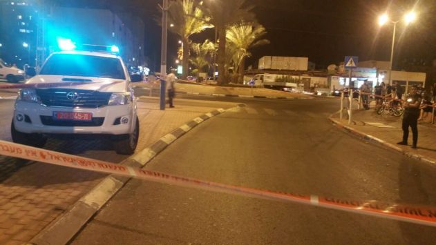 עוברי אורח ביצעו לינץ' בדוקר בשדרות התמרים