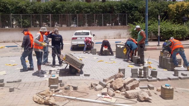 ''לא נורמלי לעבוד בחום הזה אבל התחייבנו לעירייה''