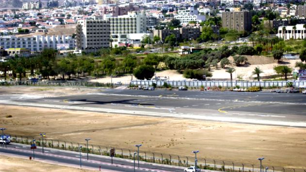העיר שתחובר לה יחדיו? גדר ושלטי פרסום סביב שדה התעופה שיתפנה