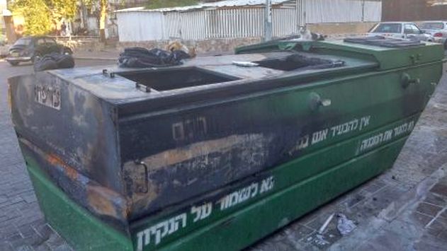 החשוד בהצתת מכולות האשפה הסביר: ''שרפתי את הבגדים של חברתי הרוסייה''