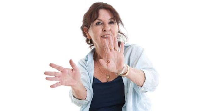 אישה מוארת ומשפטנית מבריקה