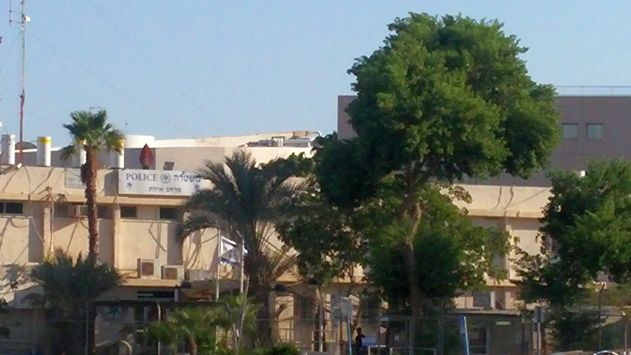 הצמיד סכין לצווארו של נהג המונית