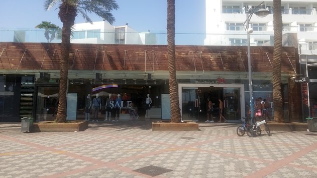 מדרגות נעות מהטיילת לחנויות