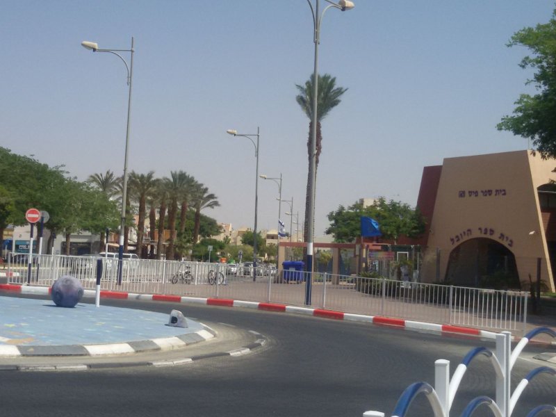 חיה ובועטת