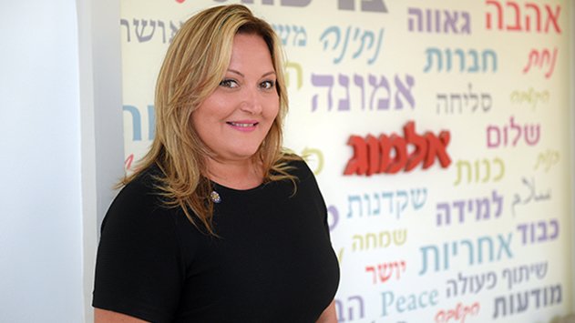 עומדת בזכות עצמה