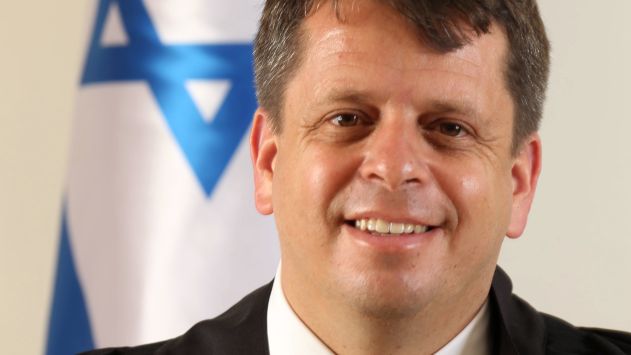 כעס על השופט ואיים להשליך עליו נעל