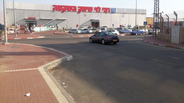 תחנות אוטובוס חדשות ליד הסופרמרקטים באזור התעשייה