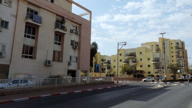 מגורי עובדים ובית מלון - השכנים מתלוננים: רעש, לכלוך ומצוקת חנייה