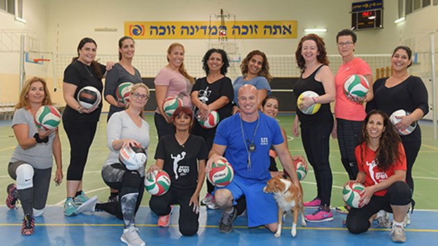 תנו להן אקשן