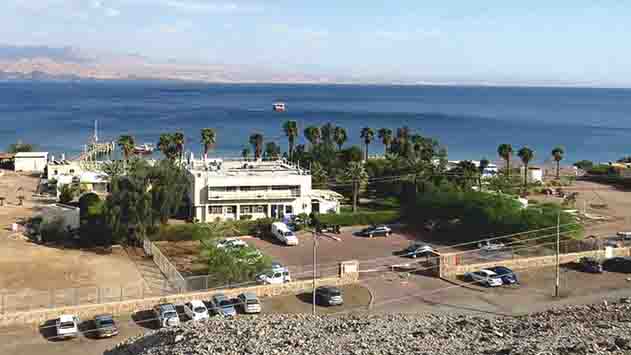 יבנה בניין בן שתי קומות על שפת הים