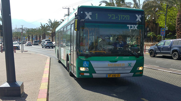 לאוטובוס נכנסת גברת עם סלים