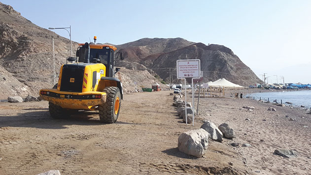 גם השבוע עבד דחפור על  החוף ללא נוכחות פקח אבל לרשות אין עם זה בעיה