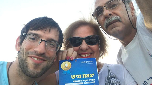 שליש מנהגי המוניות שנבדקו לא עצרו לנכים