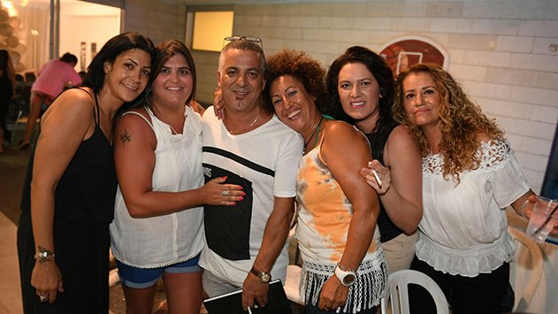 נשיקות - מדור החברה של אילת