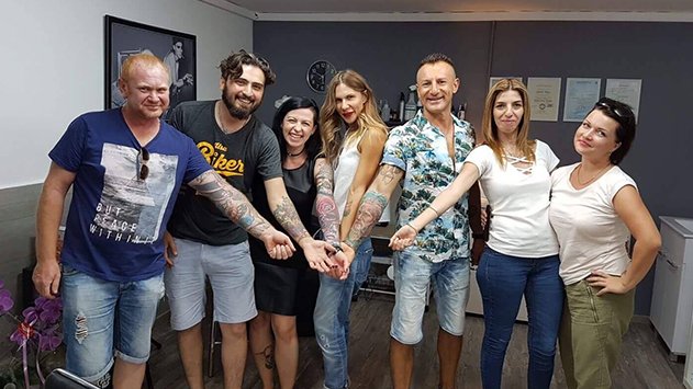 נשיקות - מדור החברה של אילת